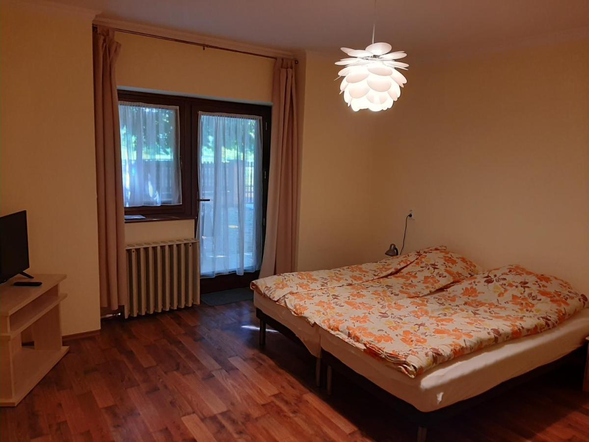 Gyopar Gyoengye Apartmanhaz Орошхаза Экстерьер фото