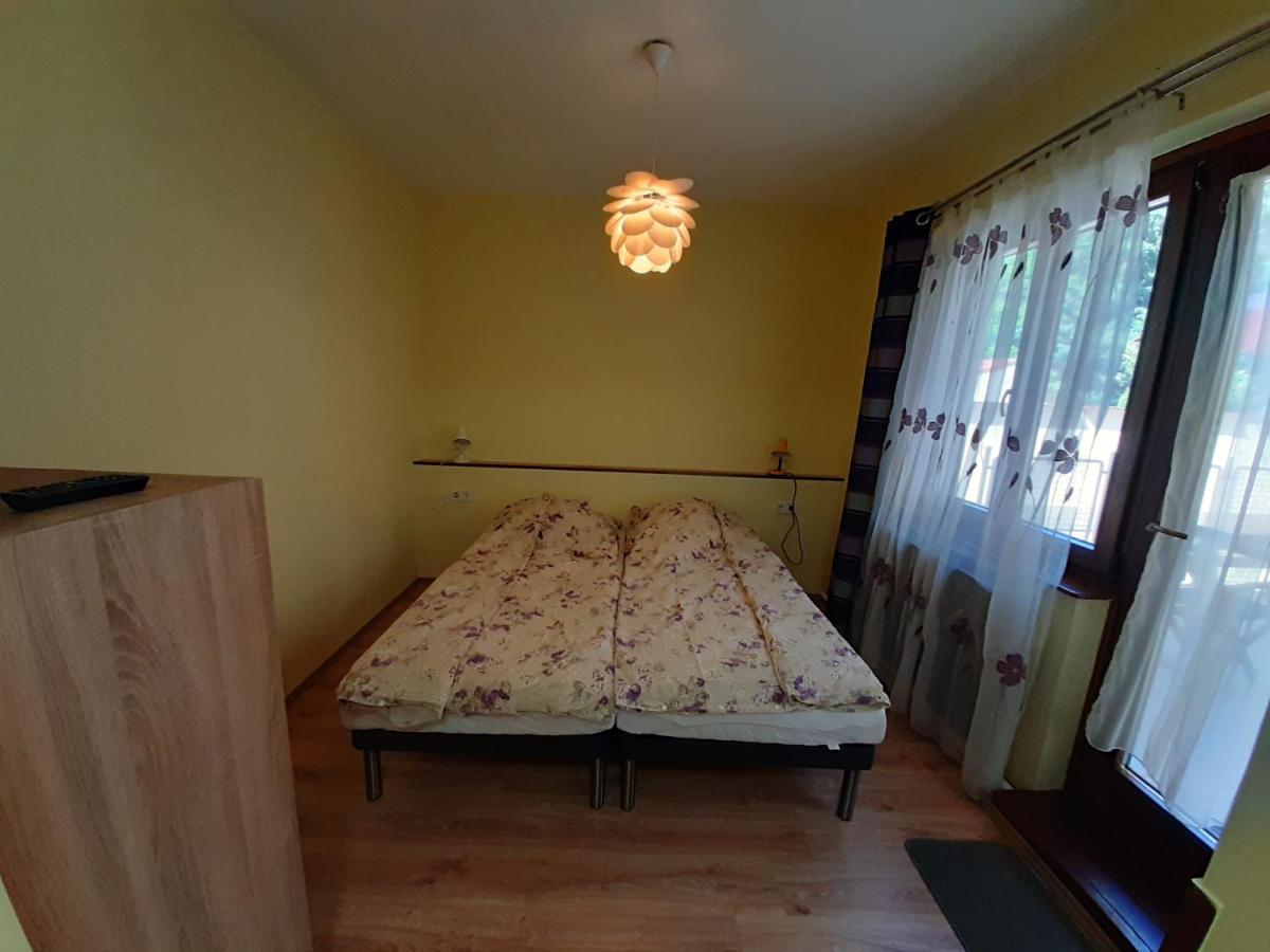 Gyopar Gyoengye Apartmanhaz Орошхаза Экстерьер фото