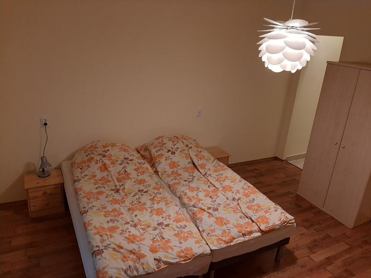 Gyopar Gyoengye Apartmanhaz Орошхаза Экстерьер фото