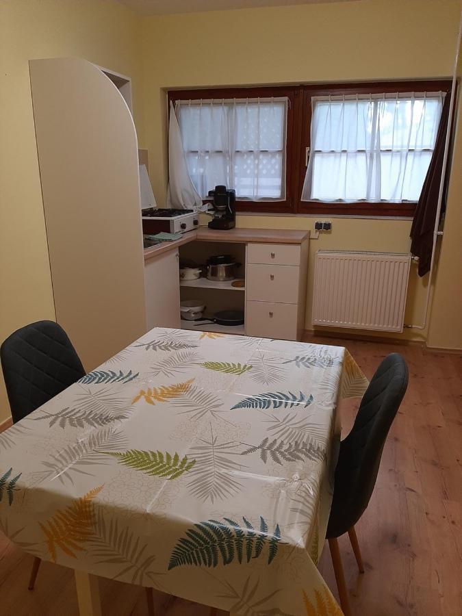Gyopar Gyoengye Apartmanhaz Орошхаза Экстерьер фото