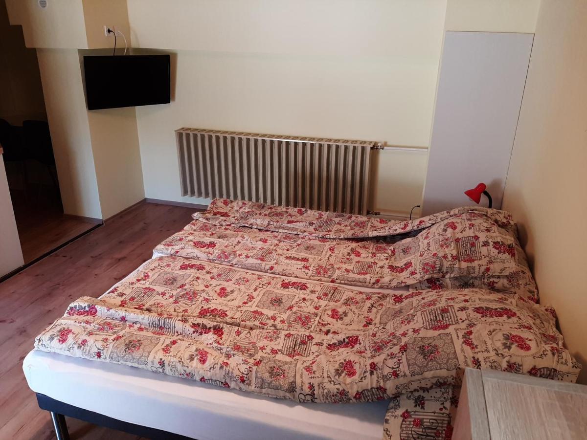 Gyopar Gyoengye Apartmanhaz Орошхаза Экстерьер фото