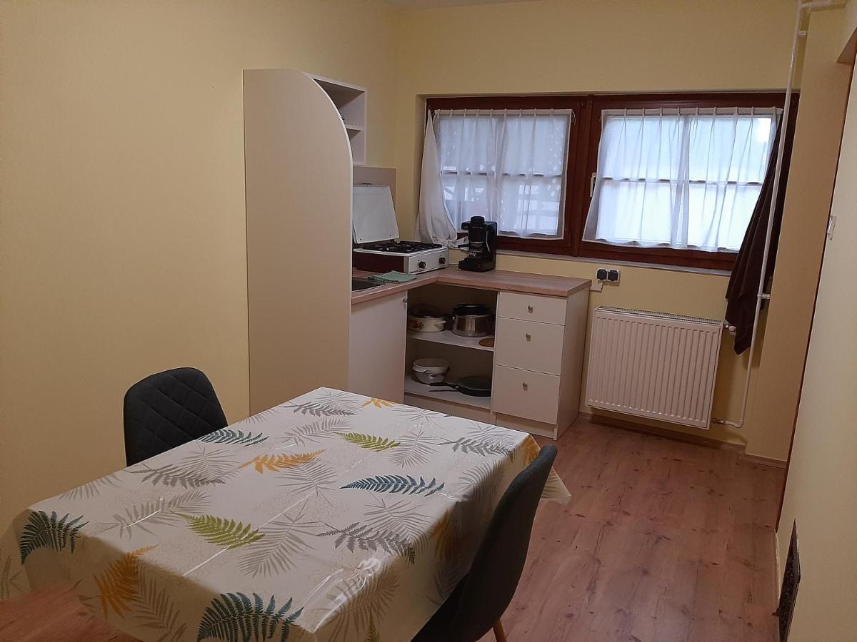 Gyopar Gyoengye Apartmanhaz Орошхаза Экстерьер фото