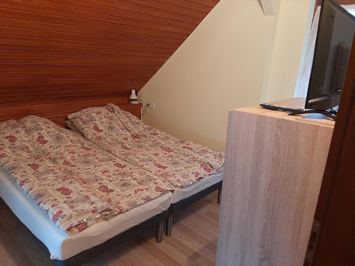 Gyopar Gyoengye Apartmanhaz Орошхаза Экстерьер фото