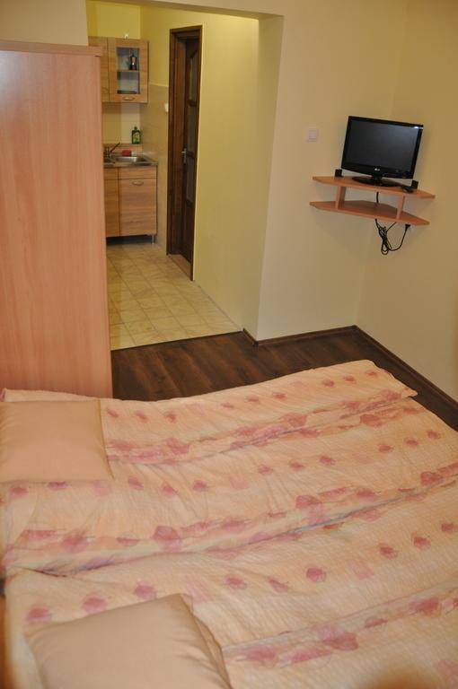 Gyopar Gyoengye Apartmanhaz Орошхаза Экстерьер фото
