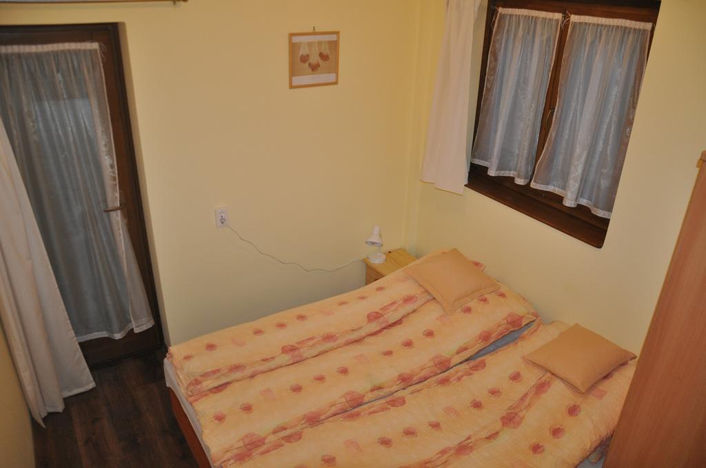 Gyopar Gyoengye Apartmanhaz Орошхаза Экстерьер фото